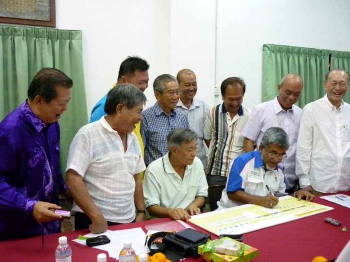 Signing of Mock Cheque by YB Dato' Abdul Malik, Adun Batu Maung